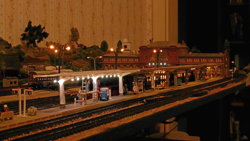 149 Bahnsteig beleuchtet.JPG - Mit der Renovierung des Bahnsteiges an Gleis 2 wird auch dessen Beleuchtung erneuert